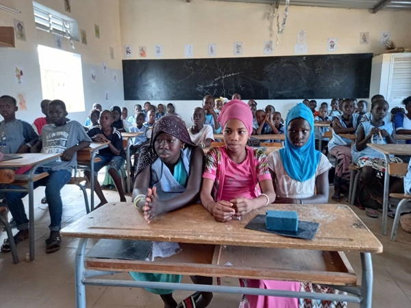 Gli studenti della scuola beneficiaria nell'ambito del progetto Valorizzare lo spazio in Senegal